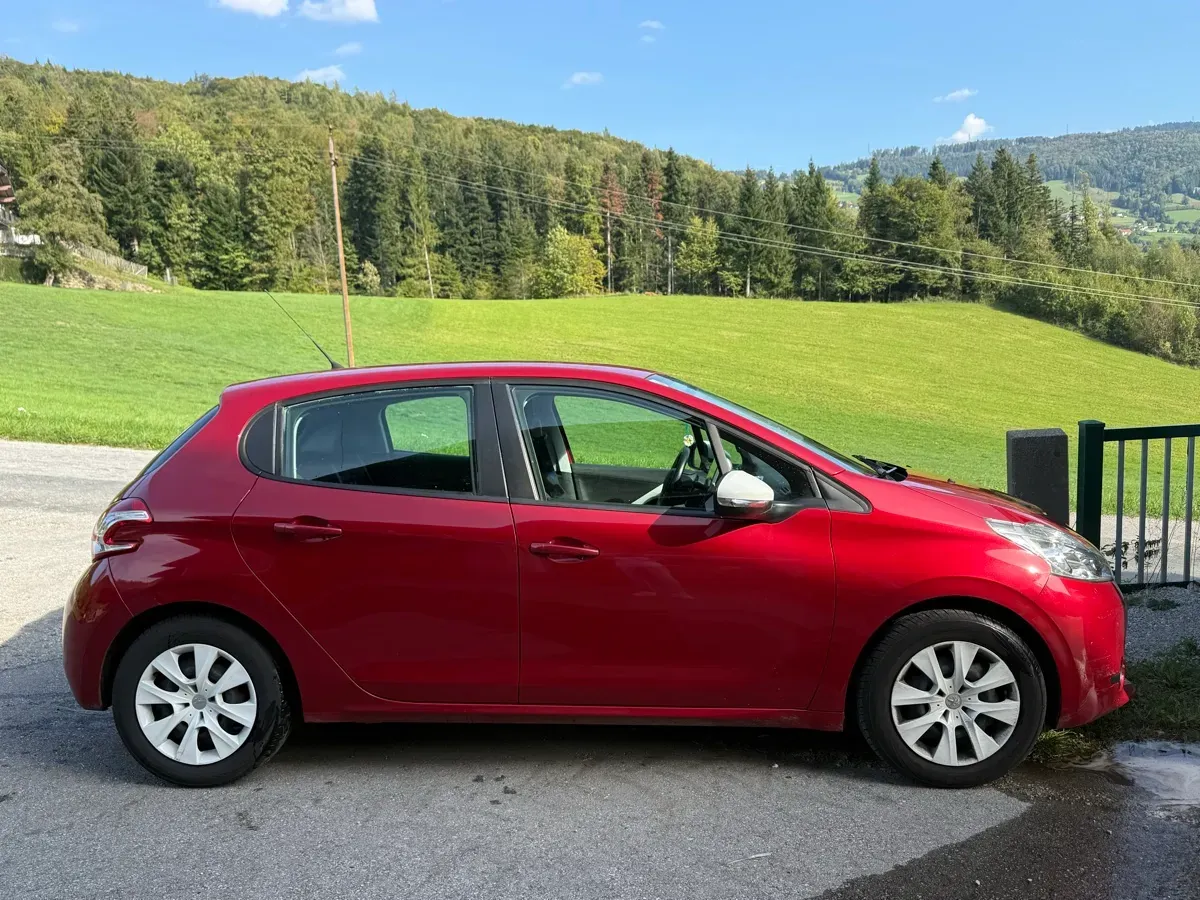 Peugeot 208 2014 photo 2