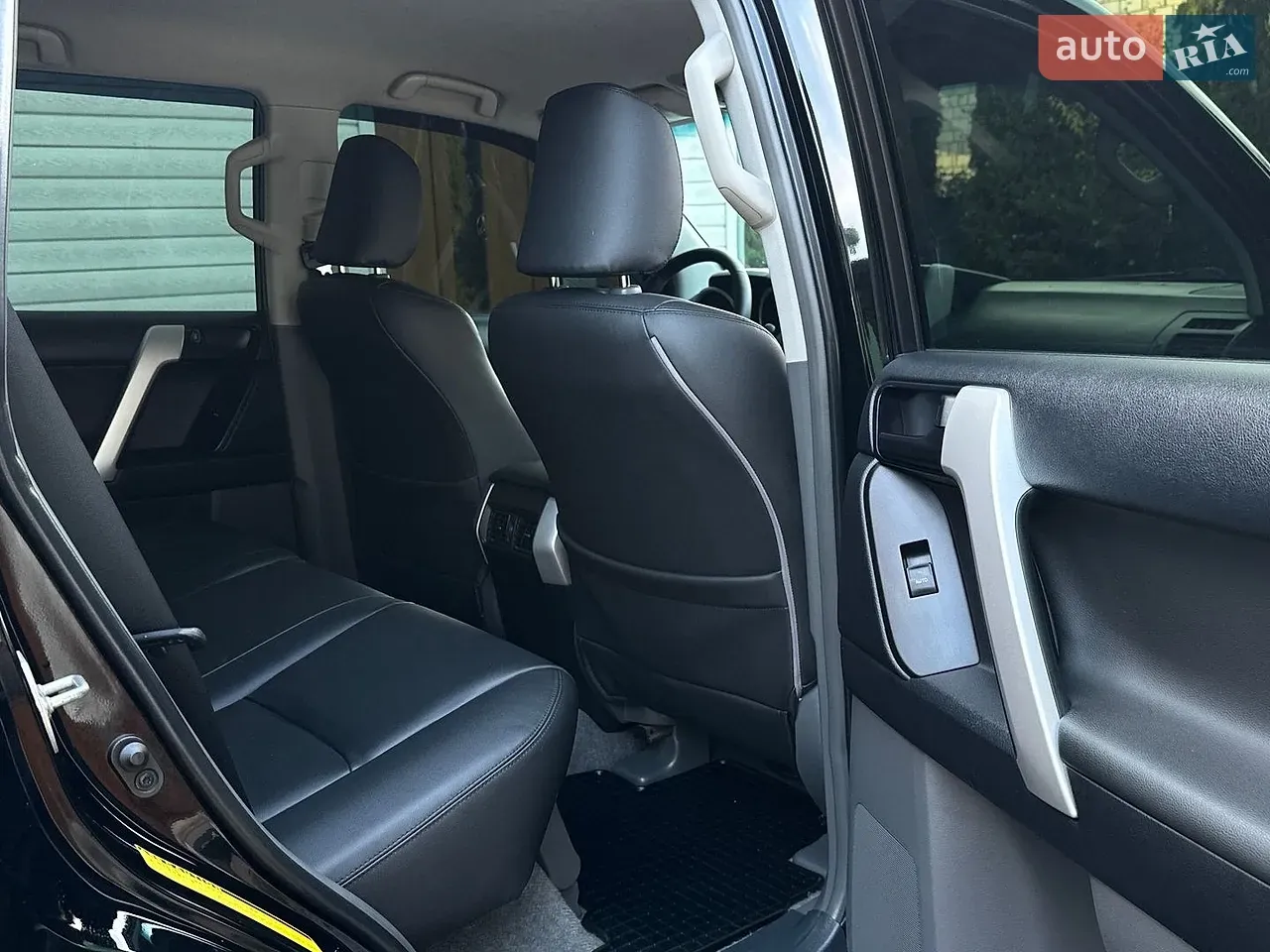 Toyota Land Cruiser Prado 2011 photo 4