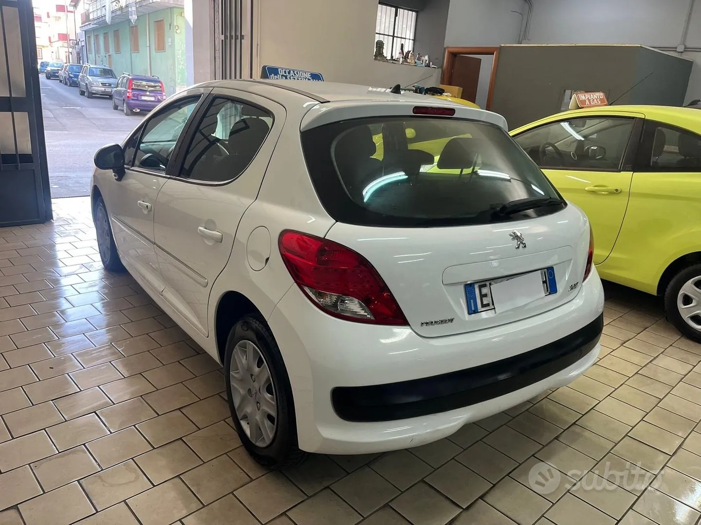 Peugeot 207 2012 photo 3