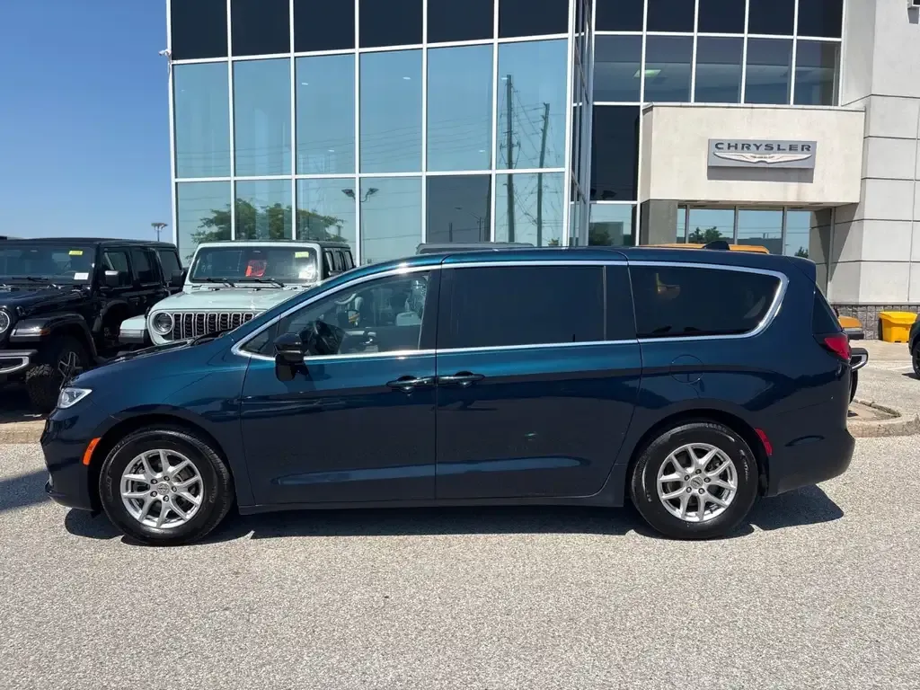 Chrysler Pacifica 2024 photo 2
