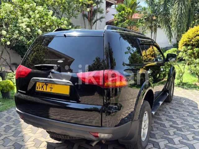 Mitsubishi Montero 2012 photo 2