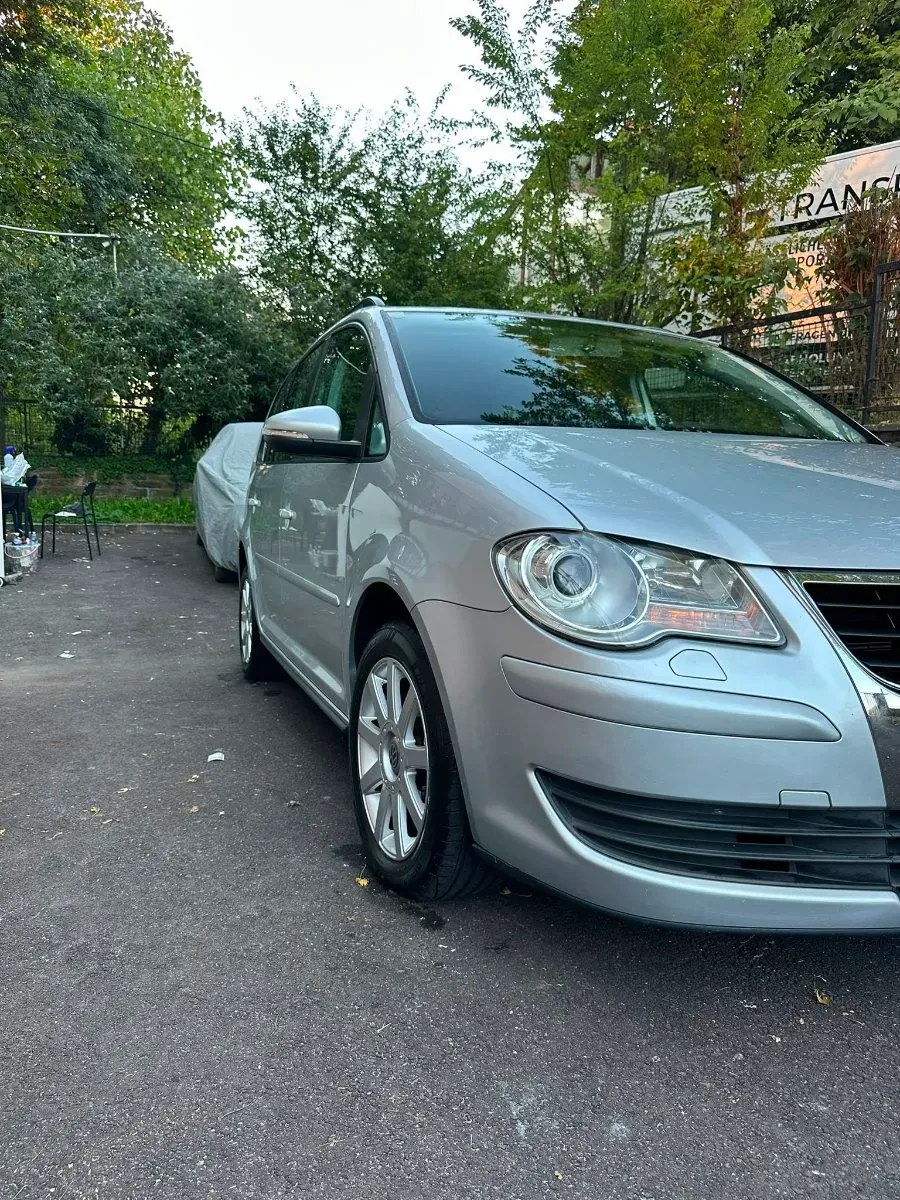 Volkswagen Touran 2010 photo 2