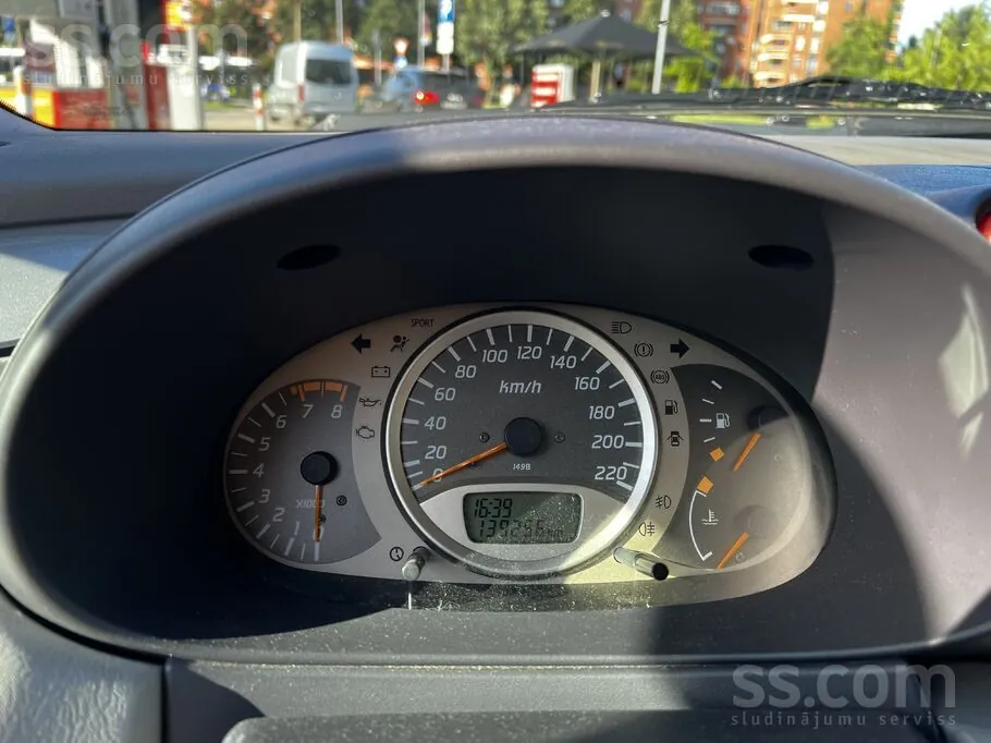 Nissan Almera Tino 2001 photo 5
