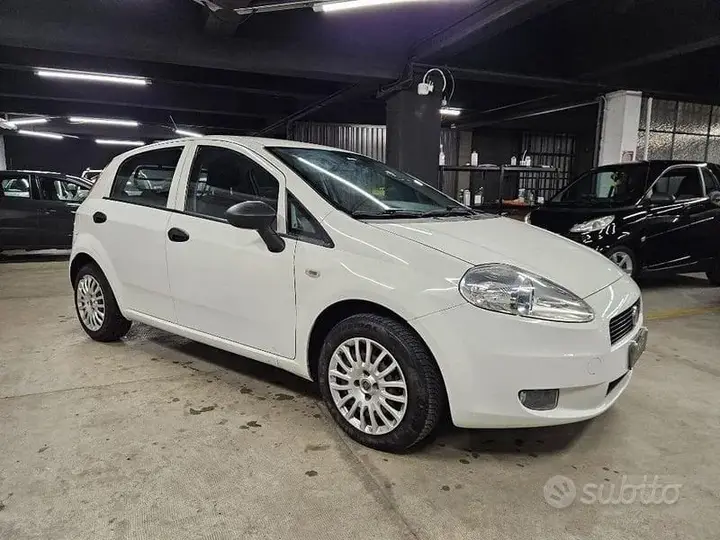 Fiat Grande Punto 2010 photo 3
