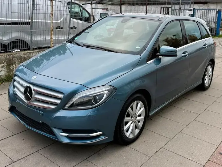 Mercedes-Benz B 180