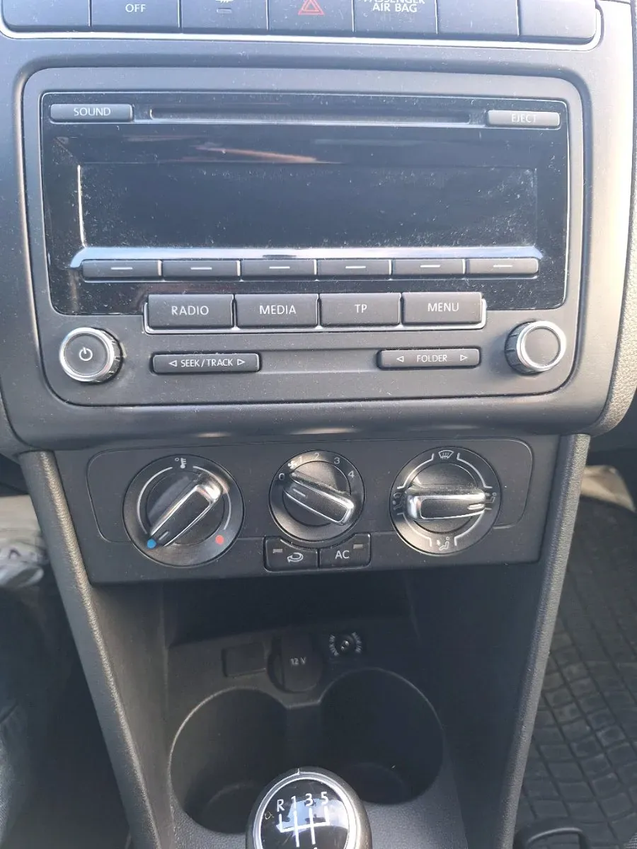 Volkswagen Polo 2011 photo 2