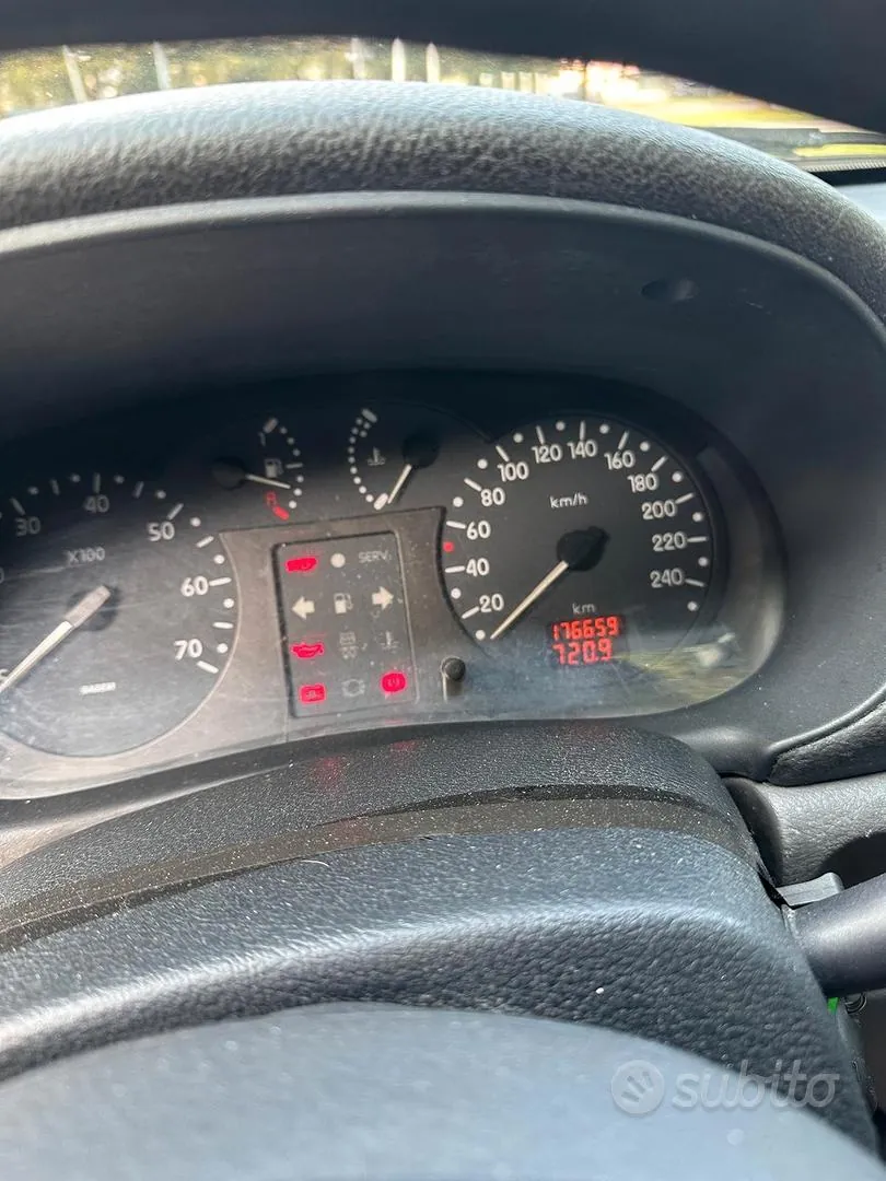 Renault Clio 2000 photo 4
