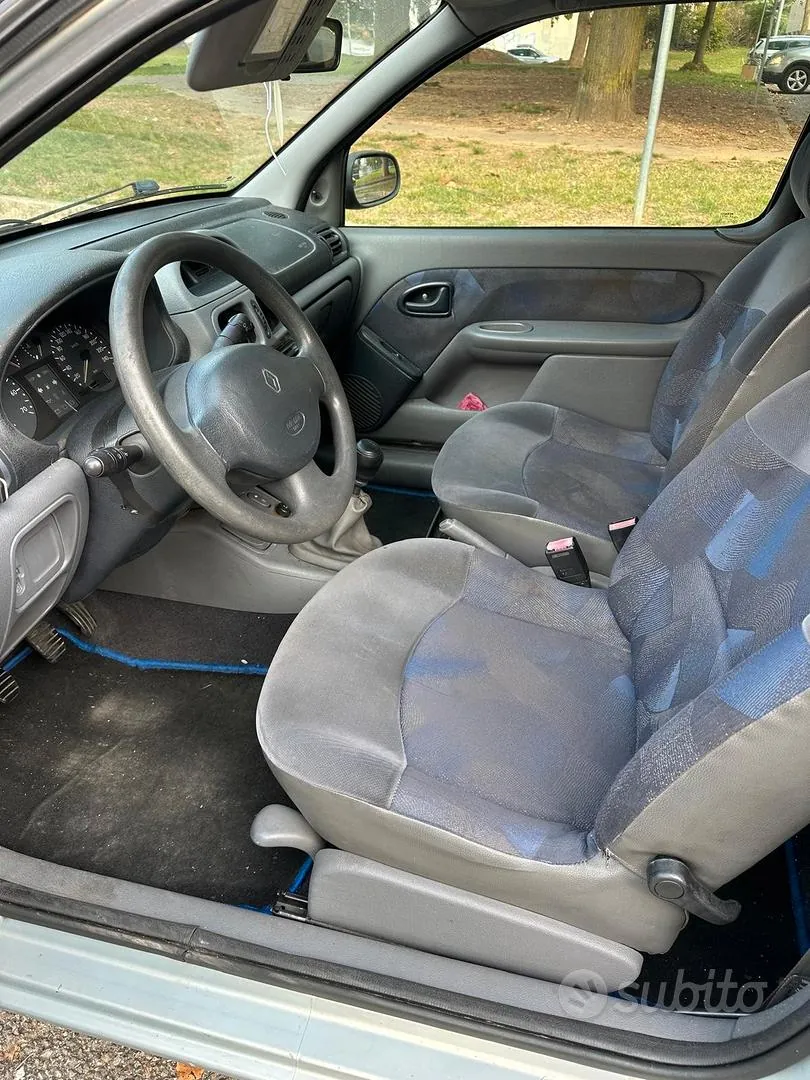 Renault Clio 2000 photo 2
