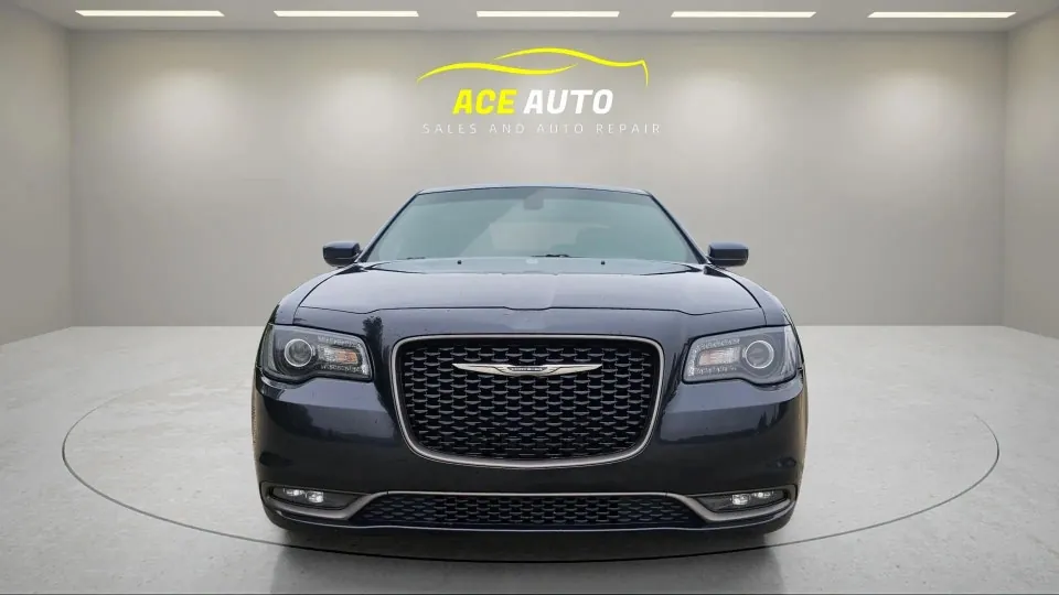 Chrysler 300 2019 photo 2