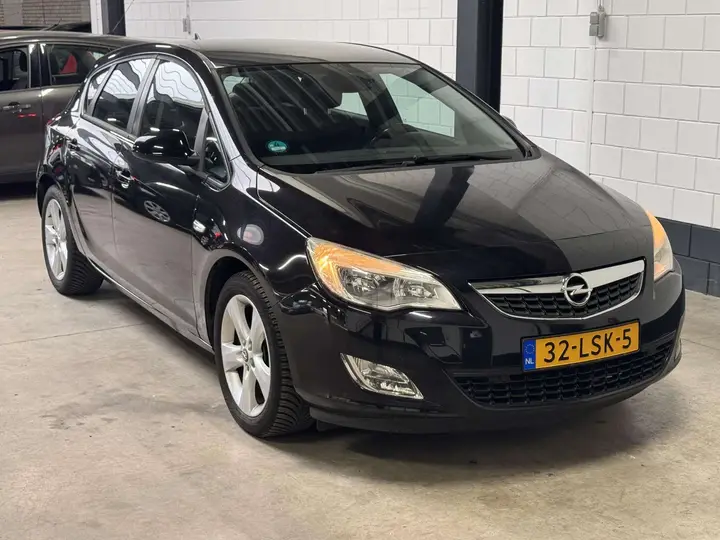 Opel Astra 2010 photo 3