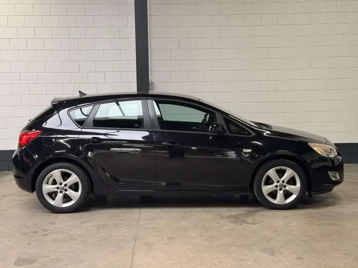 Opel Astra 2010 photo 4