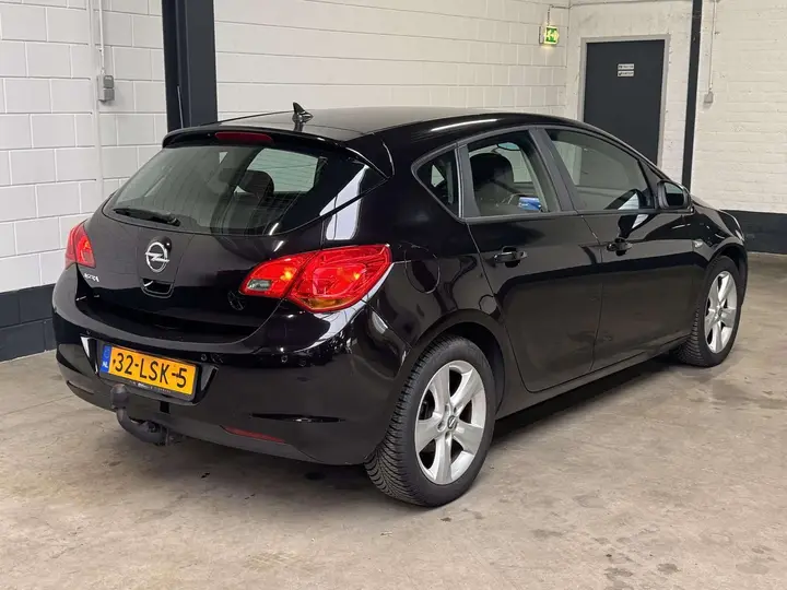 Opel Astra 2010 photo 5