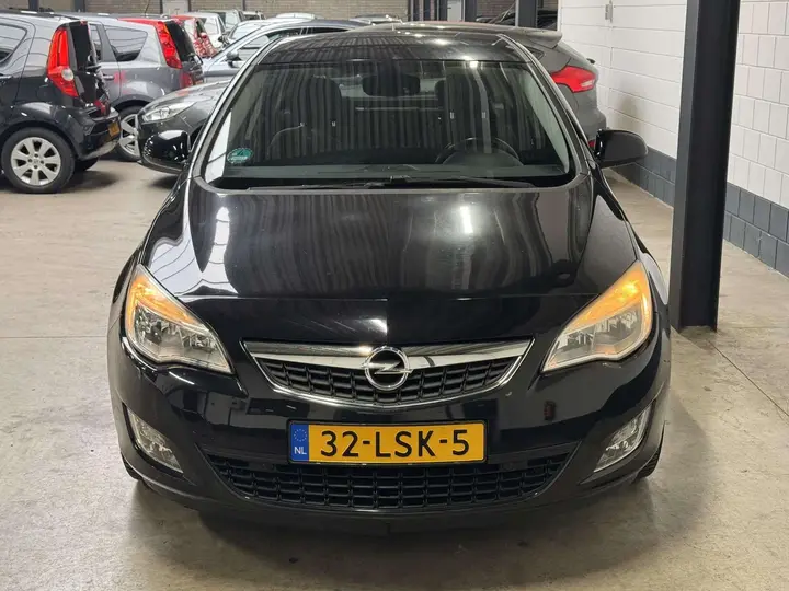 Opel Astra 2010 photo 2