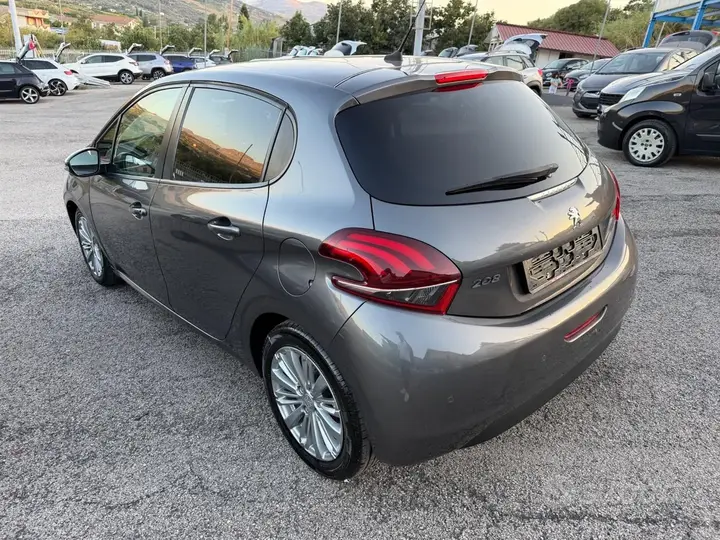 Peugeot 208 2017 photo 3