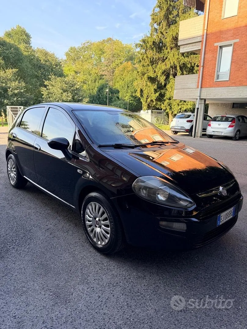 Fiat Grande Punto 2011 photo 2