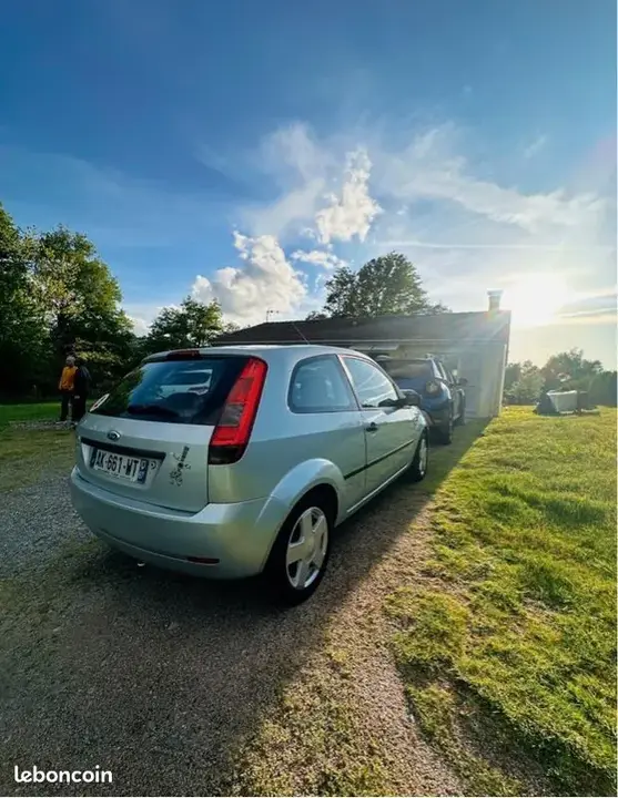 Ford Fiesta 2004 photo 2