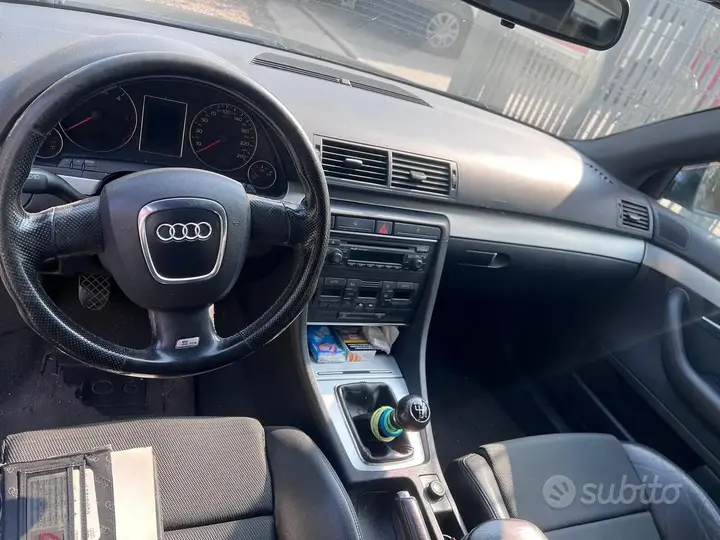 Audi A4 2004 photo 2