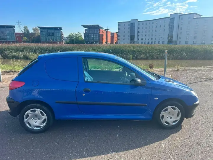 Peugeot 206 2001 photo 2