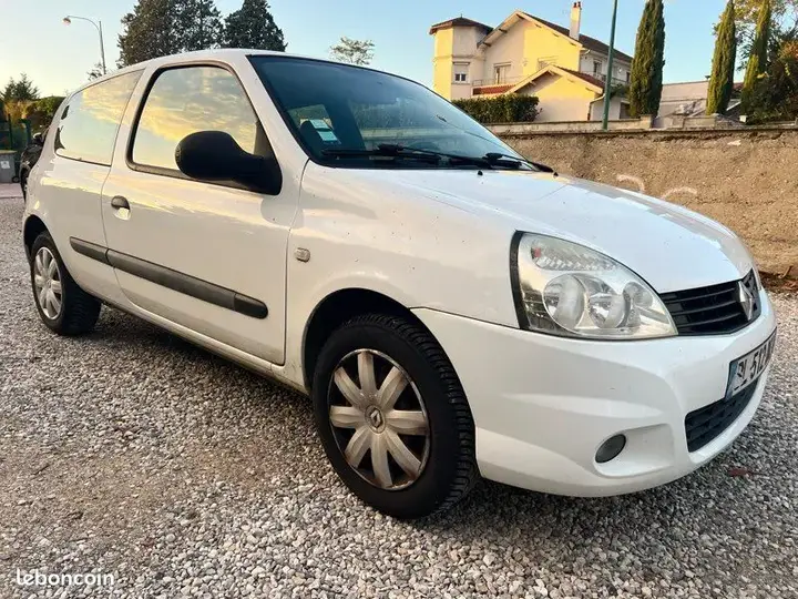 Renault Clio 2011 photo 2