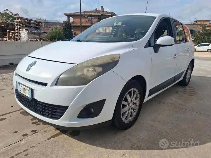 Renault Scenic 2011 photo 2