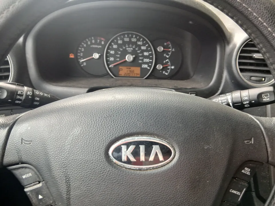 Kia Rondo 2010 photo 5