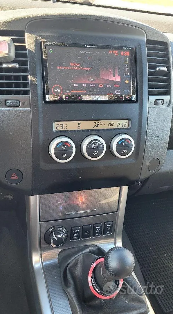 Nissan Navara 2011 photo 2