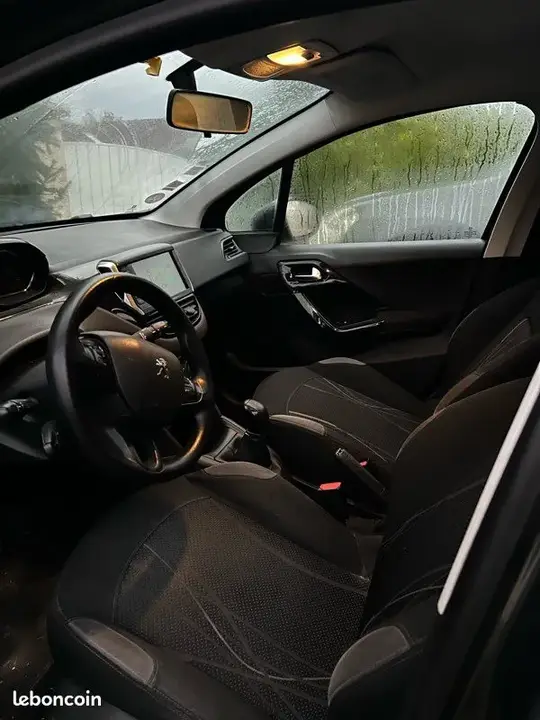 Peugeot 208 2012 photo 3