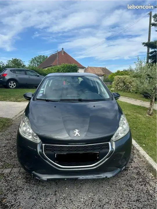 Peugeot 208 2012 photo 2