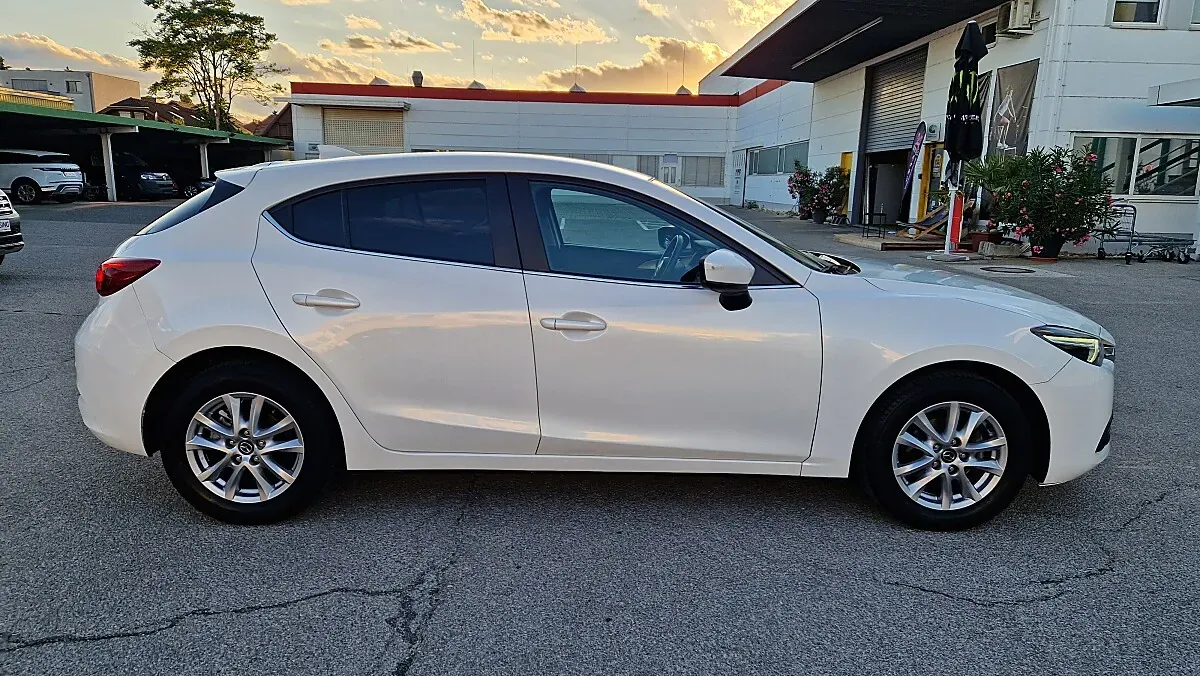 Mazda Mazda3 2018 photo 3