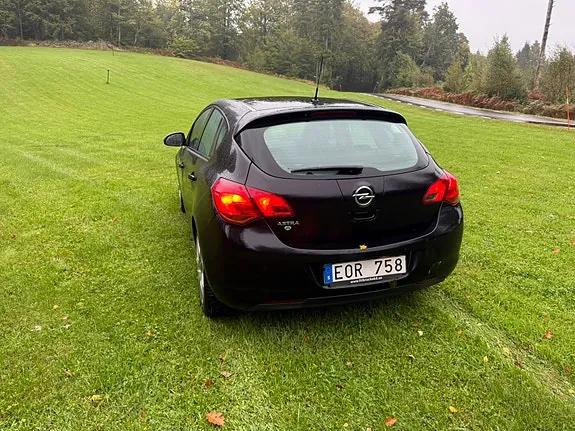 Opel Astra 2010 photo 4