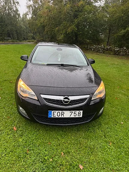 Opel Astra 2010 photo 2