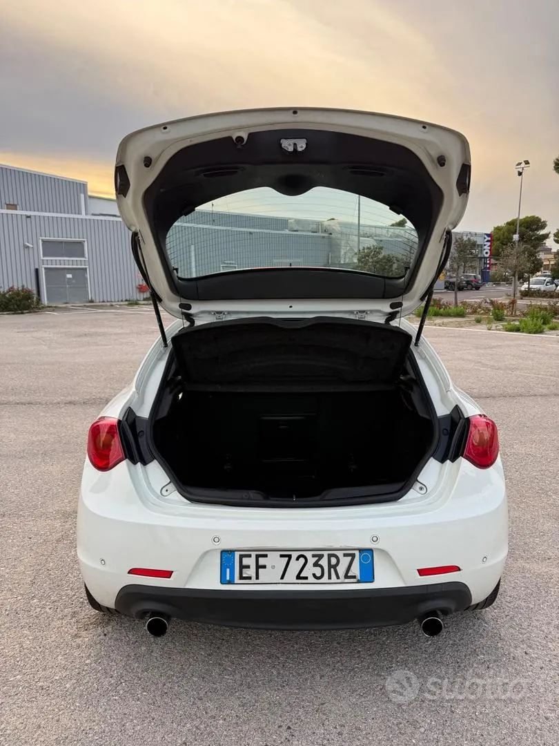 Alfa Romeo Giulietta 2010 photo 5
