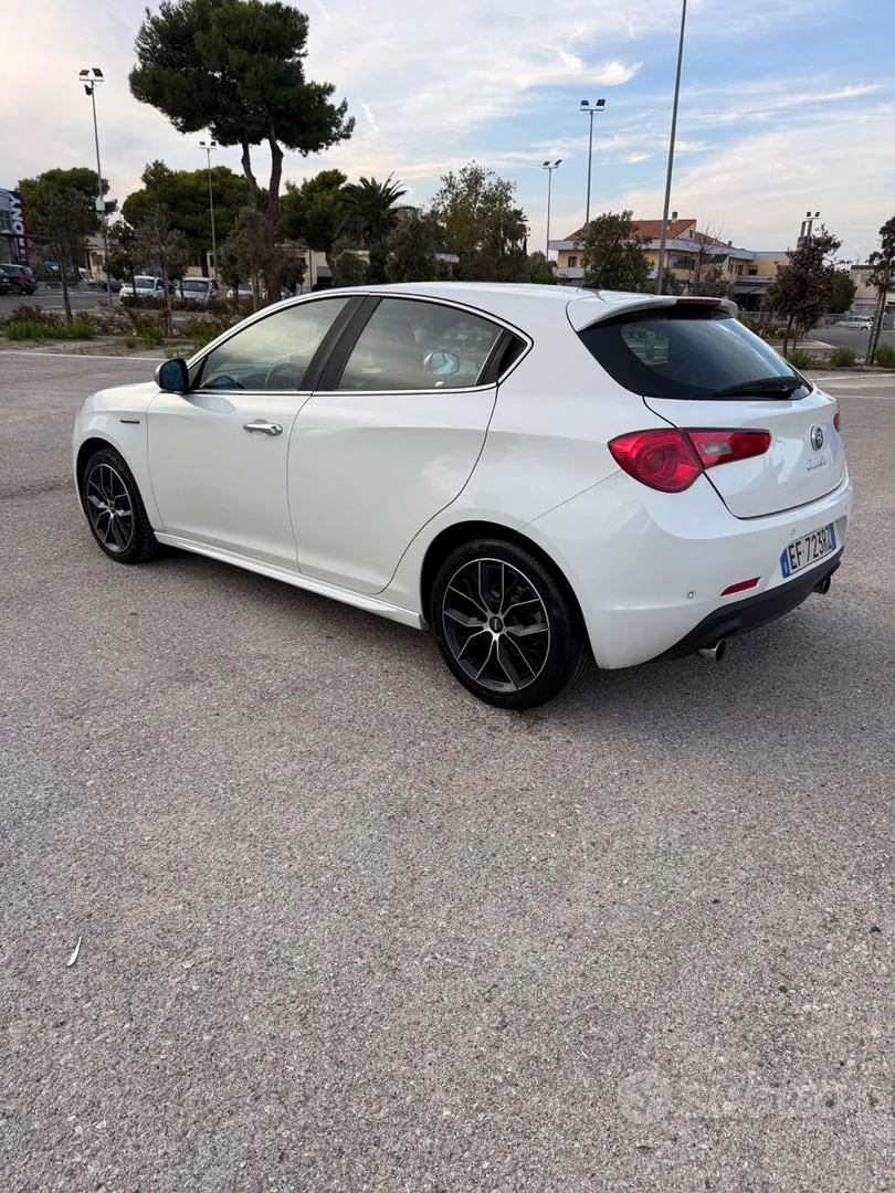 Alfa Romeo Giulietta 2010 photo 3