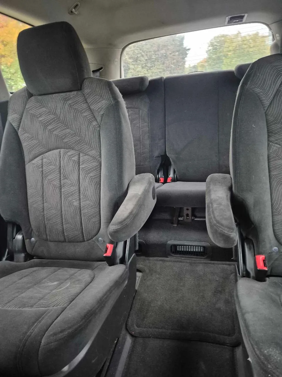 Buick Enclave 2011 photo 2