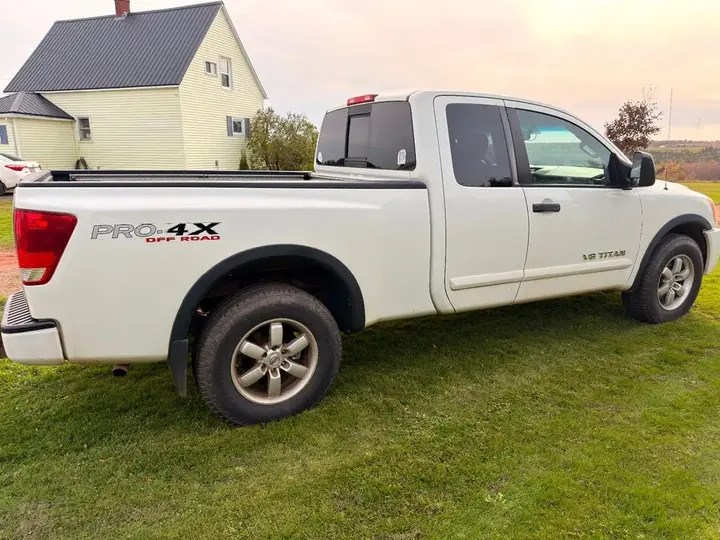 Nissan Titan 2012 photo 2
