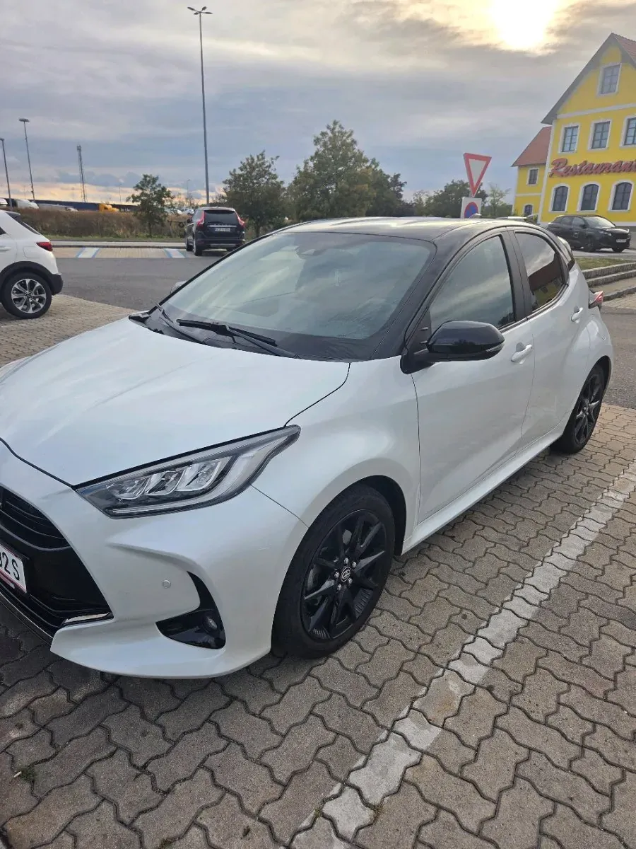 Toyota Yaris 2023 photo 2