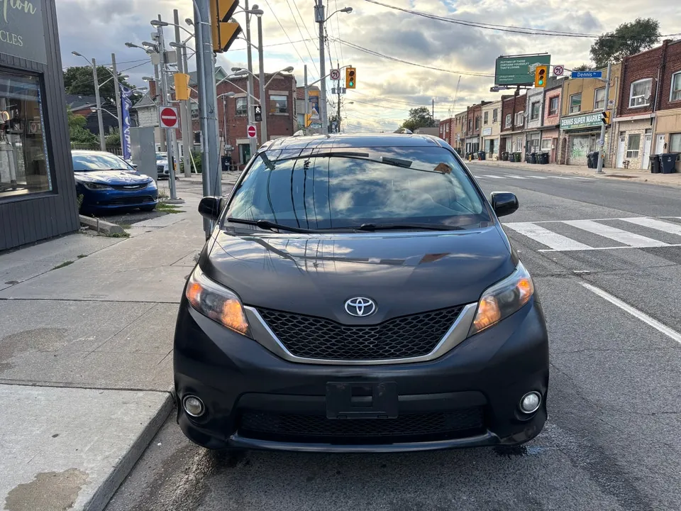 Toyota Sienna 2012 photo 2