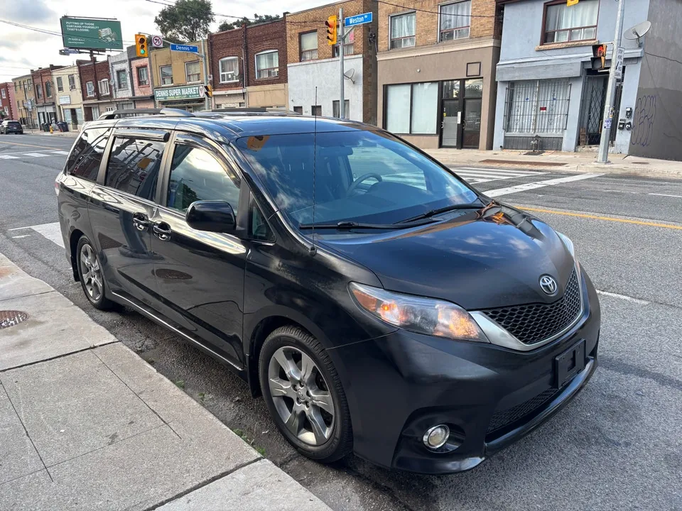 Toyota Sienna 2012 photo 3