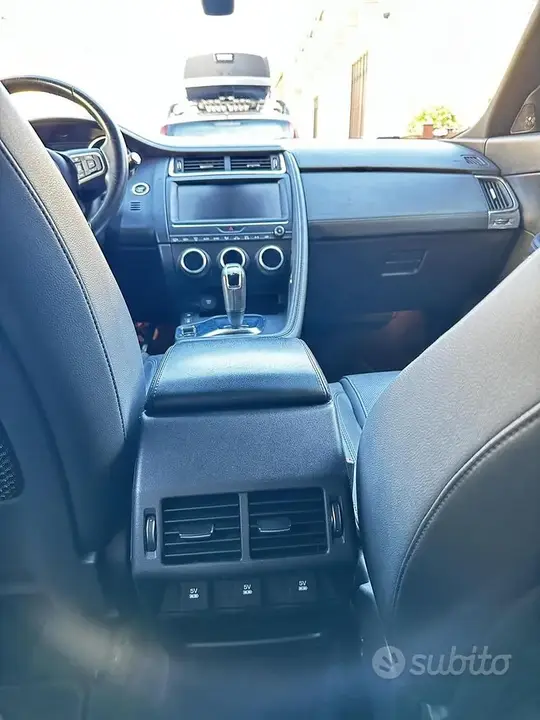 Jaguar E-Pace 2018 photo 4