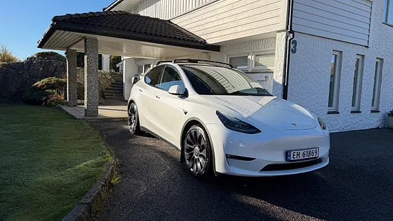 Tesla Model Y 2024 photo 2