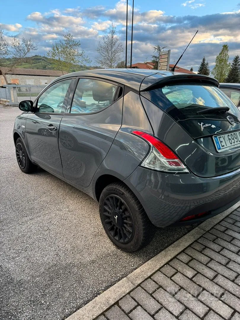Lancia Ypsilon 2015 photo 2