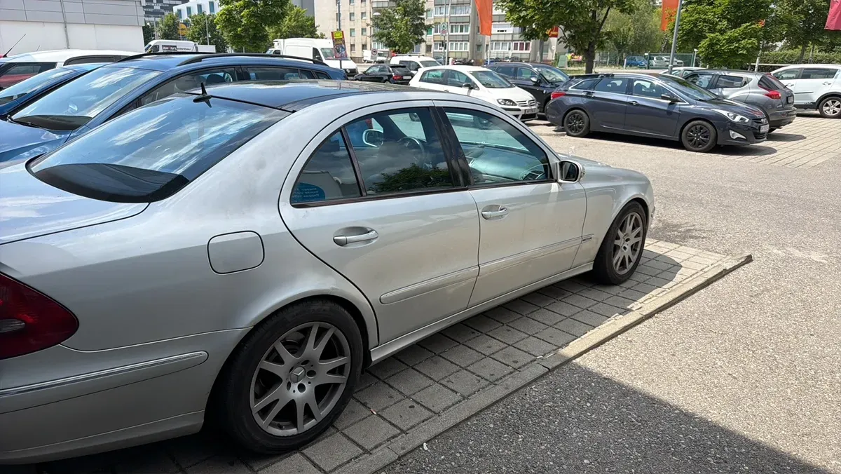 Mercedes-Benz E-Class 2003 photo 3