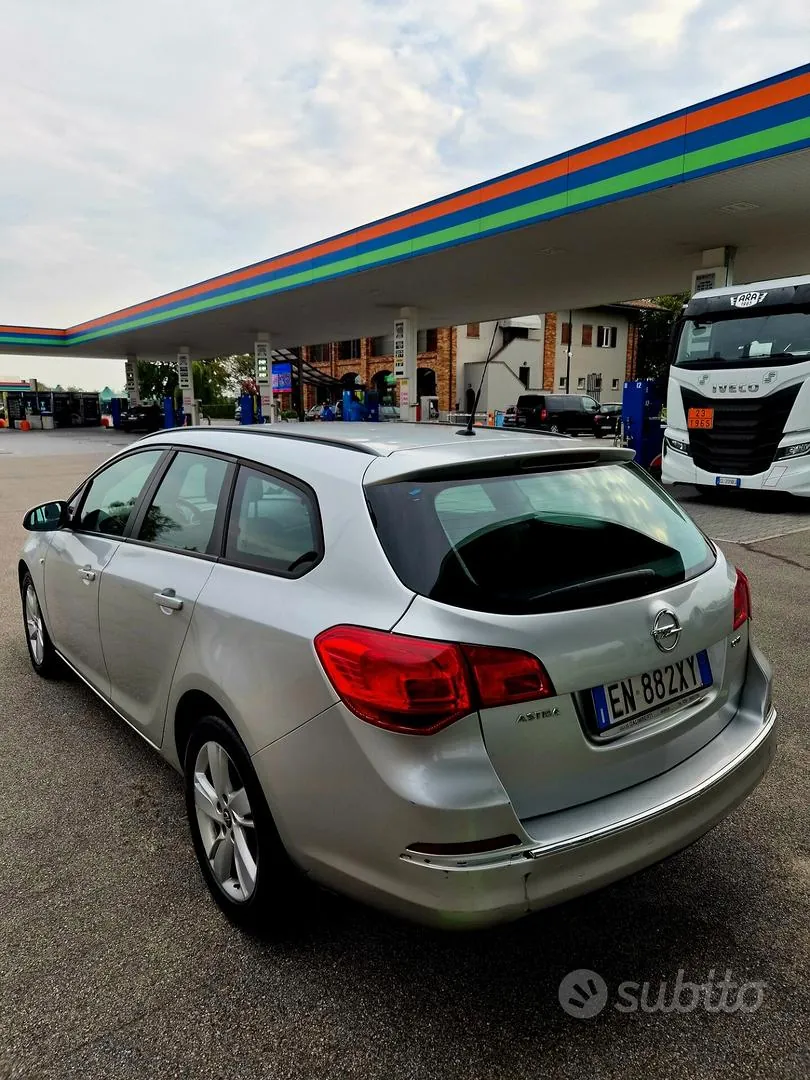 Opel Astra 2013 photo 2