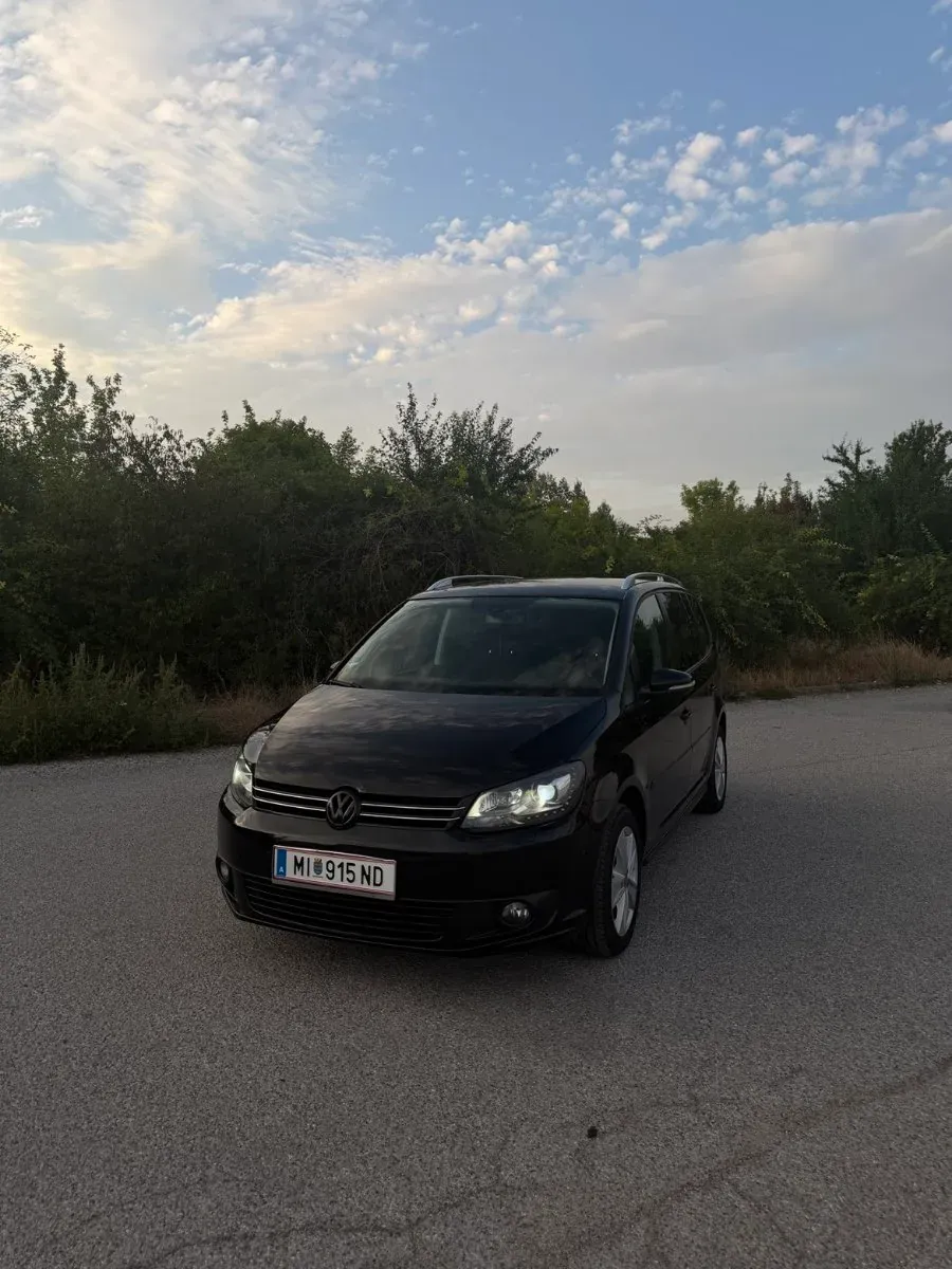 Volkswagen Touran 2011 photo 2
