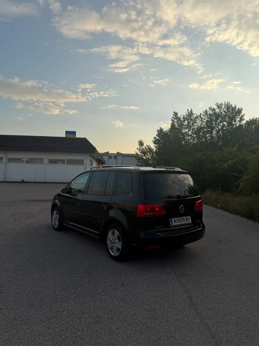 Volkswagen Touran 2011 photo 3