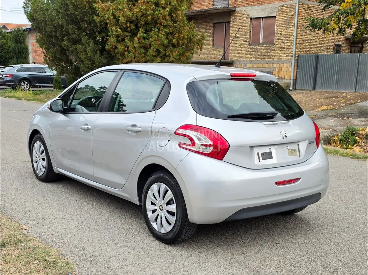 Peugeot 208 2015 photo 2