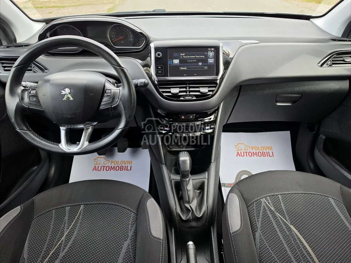 Peugeot 208 2015 photo 3