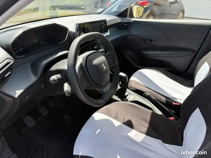 Peugeot 208 2021 photo 3