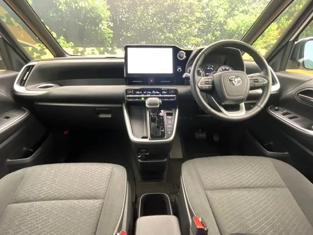 Toyota Voxy 2022 photo 2