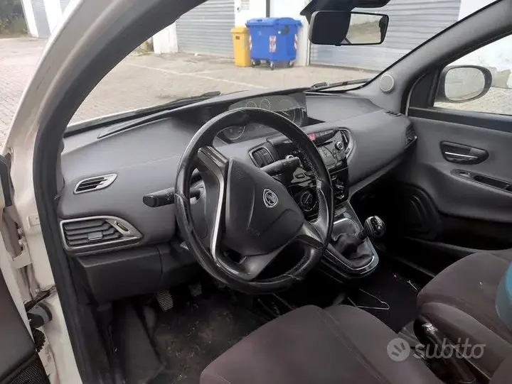 Lancia Ypsilon 2012 photo 2